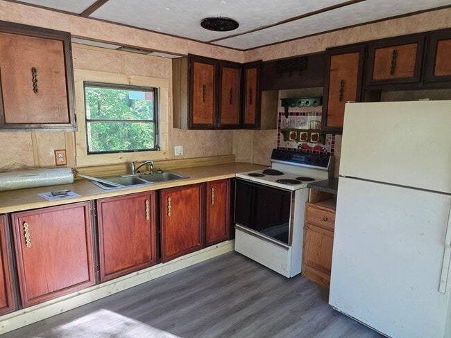 Photo - 1112 Cox Lake Rd