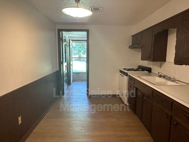 Photo - 3027 Clarke St