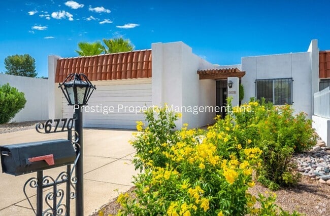 Building Photo - Beautiful Townhouse Overlooking The Golf C...
