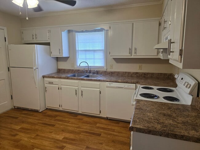 Photo - 4 Bedroom, 1.5 bath, 1 car garage, fenced in yard, under 25 dog may be permitted