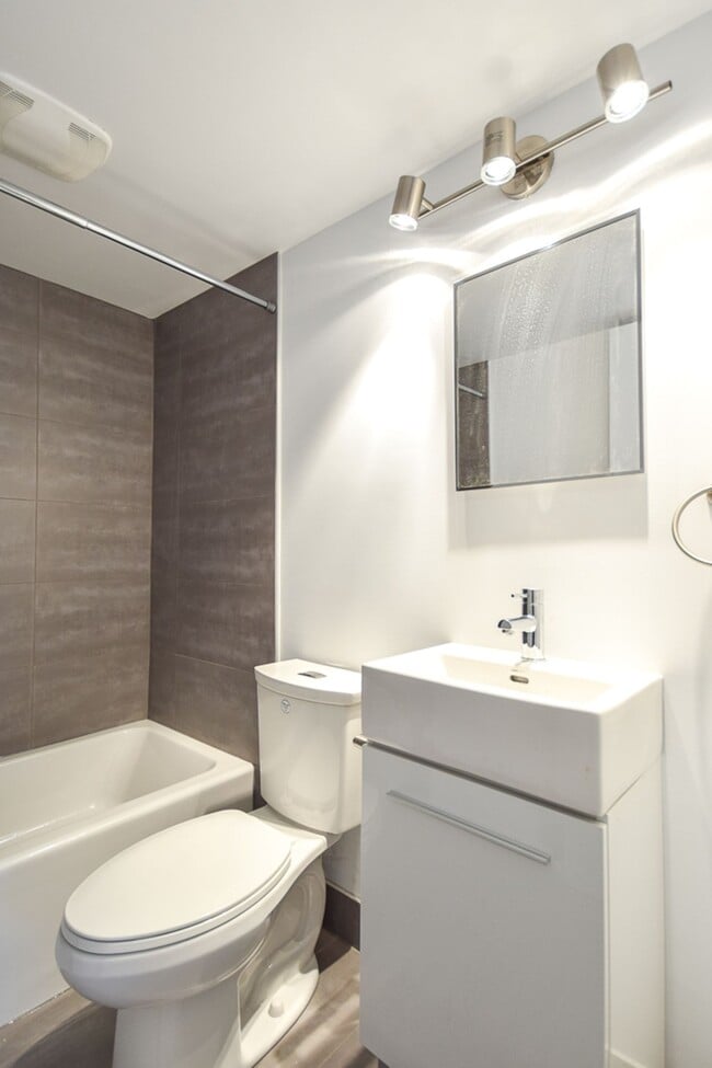 Photo - 4570 Chem. Queen Mary Unit 307