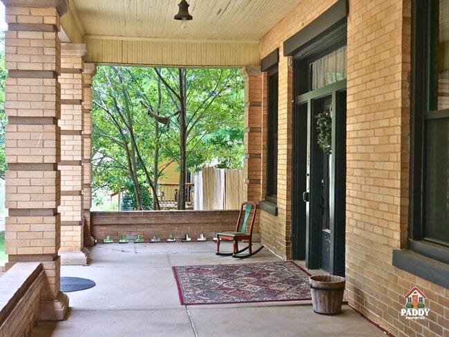 Photo - 406 W 1st St