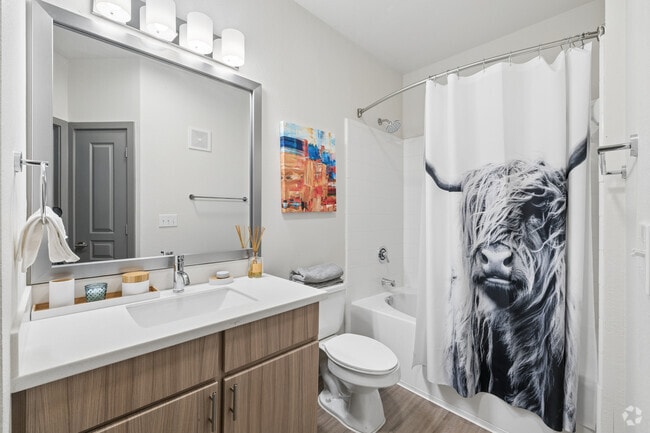 2BR, 2BA - 970SF - Primary Bathroom