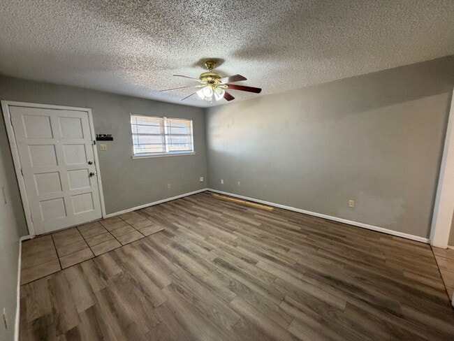 Photo - 7206 Avenue W