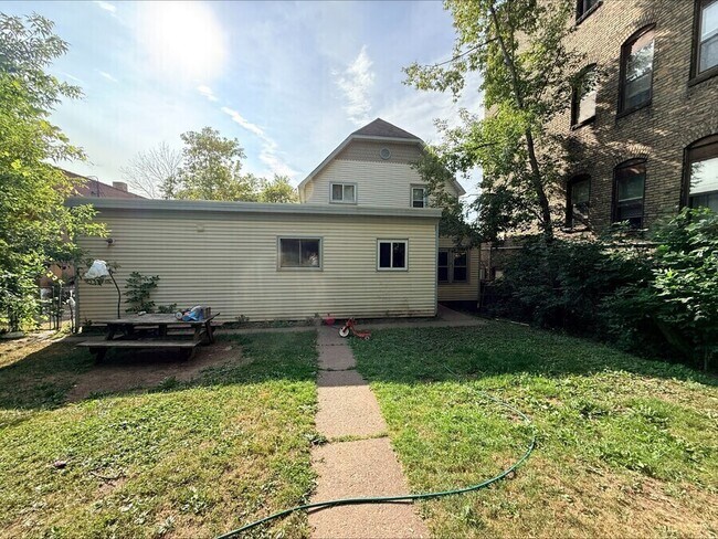 Building Photo - 218 E 4th St Unit #2