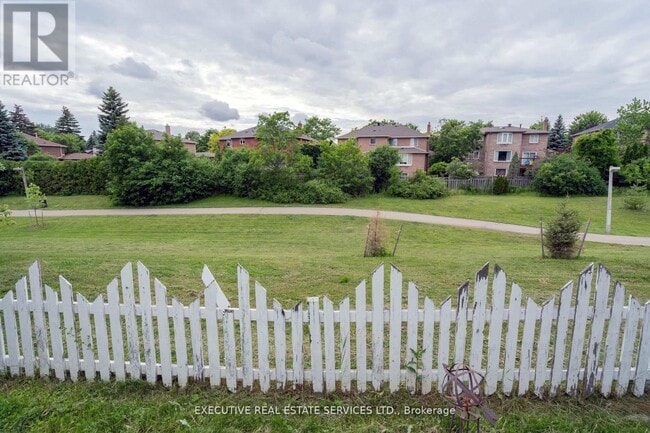 Photo - 36 Blueridge Square