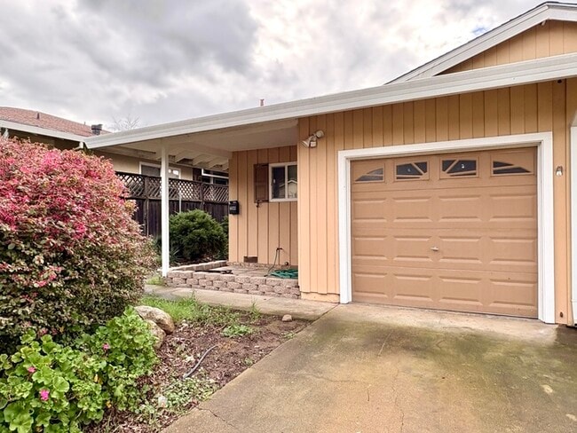 Building Photo - Charming 2 Bed / 1 Bath Duplex in Carmichael