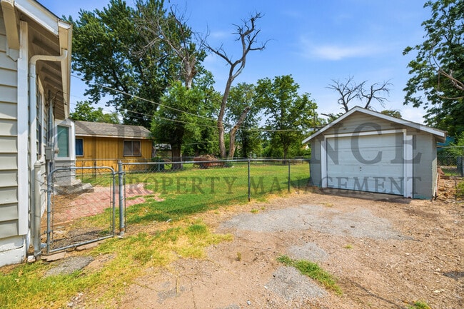 Photo - 1836 S Gold St