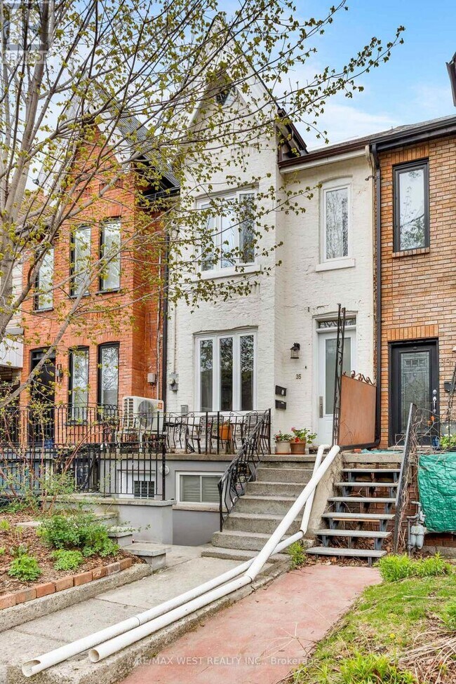 Photo - 35 St Clarens Ave