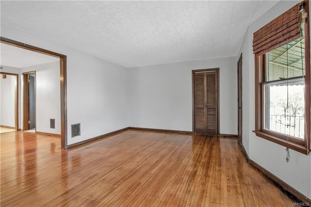 Photo - 374 Baynes St
