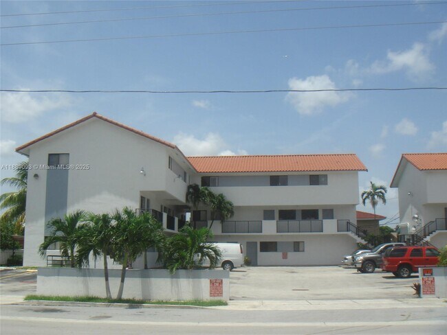 Building Photo - 355 E 33rd St Unit 203
