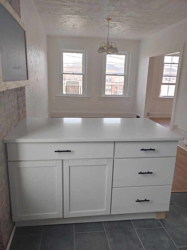 Building Photo - 4010 Butler St Unit 2