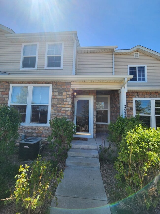 Building Photo - Beautiful Townhome