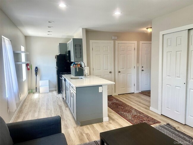 Photo - 374 Verplanck Ave