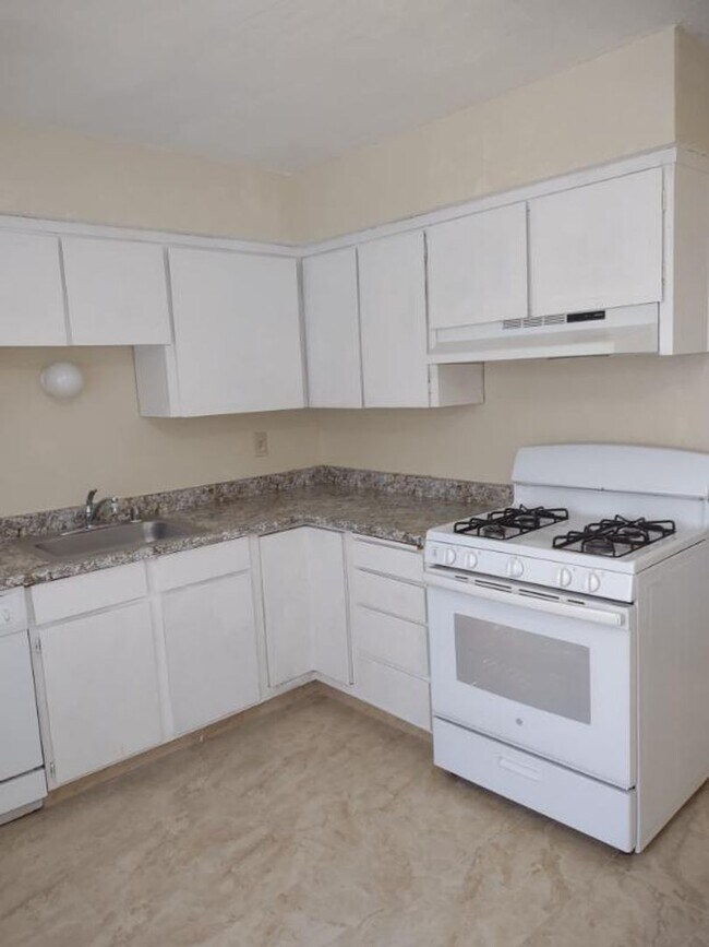 Photo - Refurbished 2bd Apartment in 4-Plex Building Unit 3