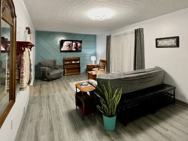 Photo - 145 Ridgeway Dr W