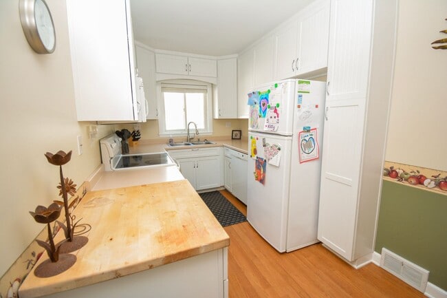 Photo - Bright & beautiful home at the end of a quiet cul de sac