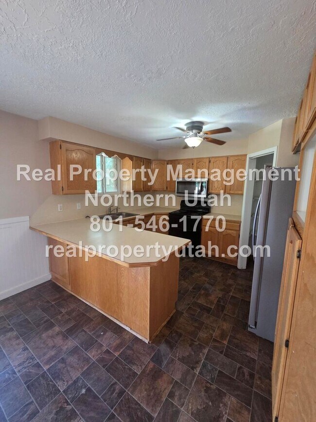 Photo - 4 Bedroom Home in Clinton Available!