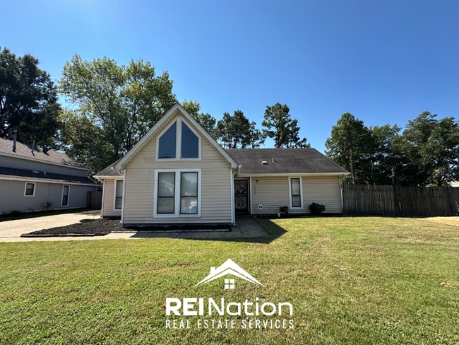 Building Photo - MEMPHIS MUST-HAVE! 3BR/2BA | Vaulted Ceilings & Rustic Fireplace | Fenced Yard!