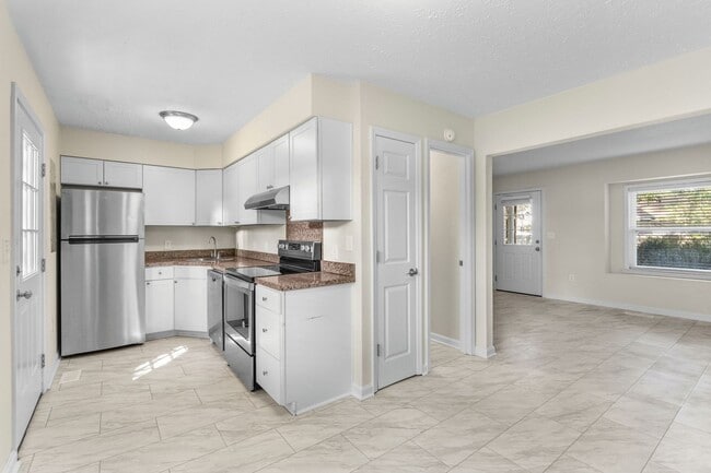 Building Photo - End unit of a Triplex within walking dista...