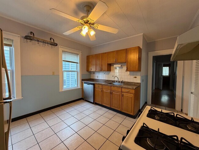 Building Photo - 127 Walnut St Unit 2