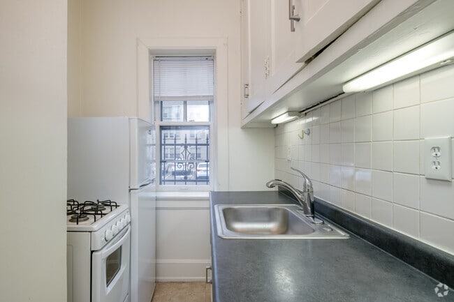 2 BR, 1 BA - 695SF - Shoreham Apartments