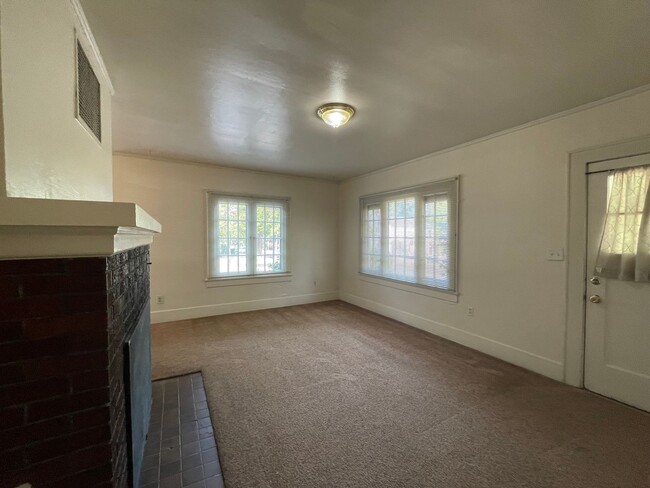 Photo - 4 Bedroom Campus House!