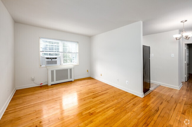 2BR, 1BA - 584SF - Living Room