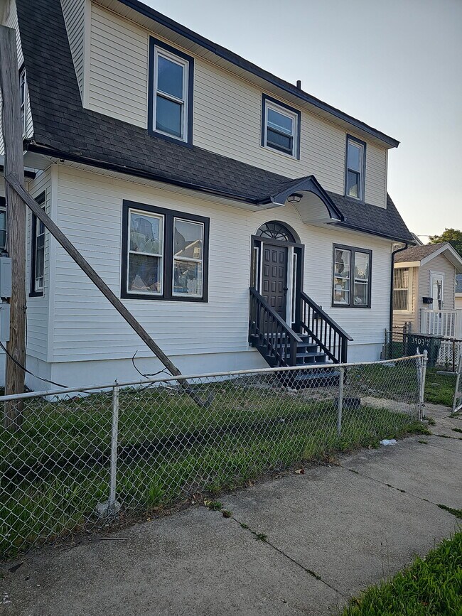 Photo - 700 N Harrisburg Ave