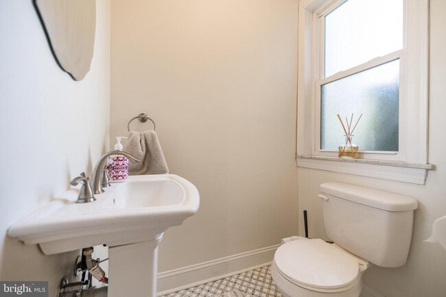 Photo - 2978 E Thompson St