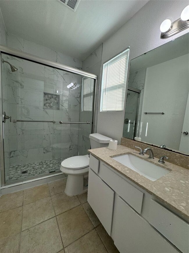 Photo - 2000 Easton Dr