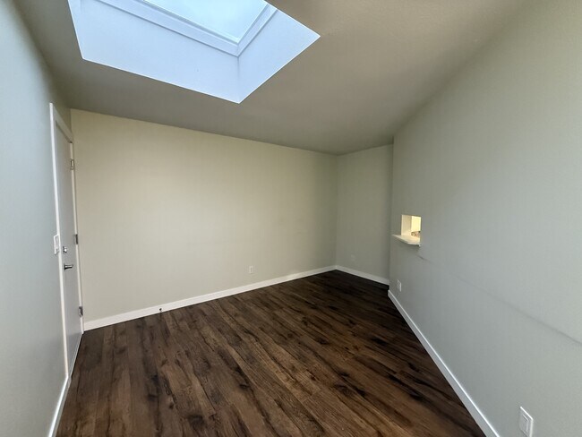 Photo - 9461-9461 College St