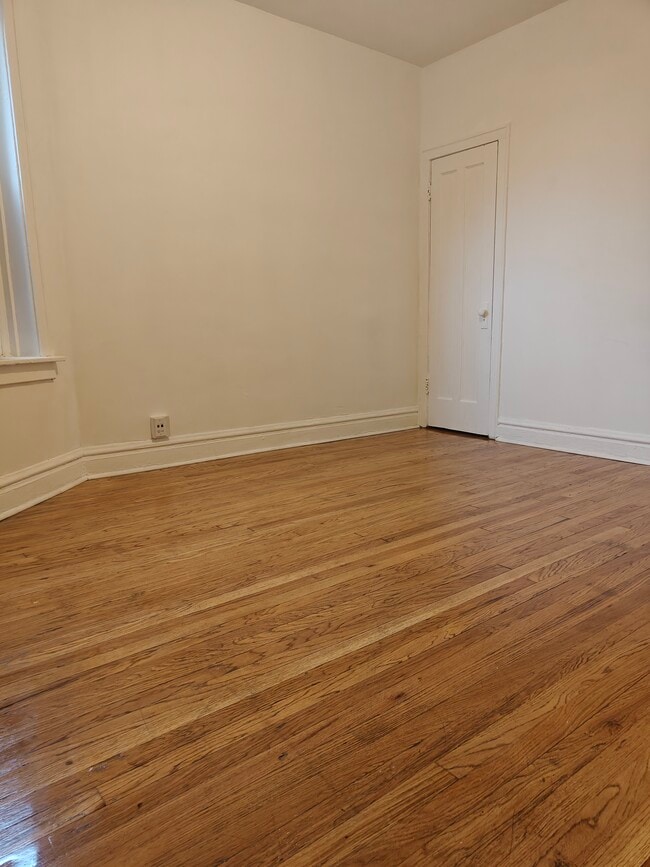 Building Photo - 4117 W Wilcox St Unit 2