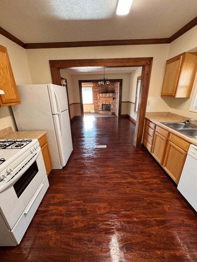 Photo - 833 Lawrence Ave