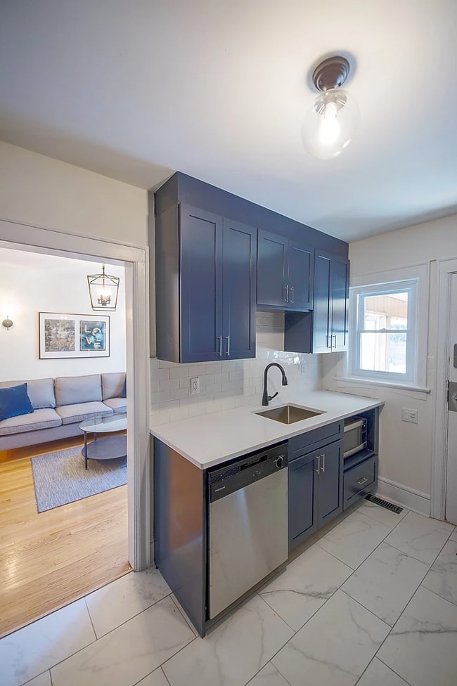 Photo - 858 Bronson Ave