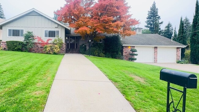 Building Photo - Beautiful Home with Golf course Views