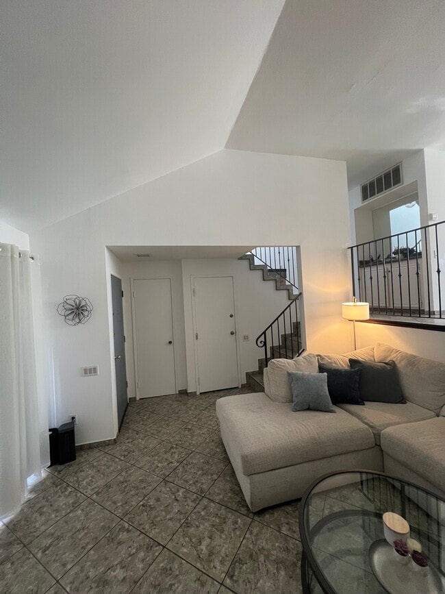 Photo - 9601 Sylmar Ave Unidad 4