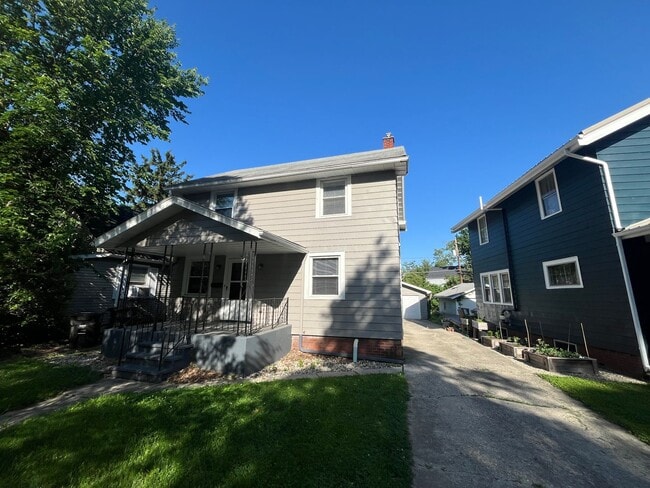 Building Photo - 2501 Oakridge Rd