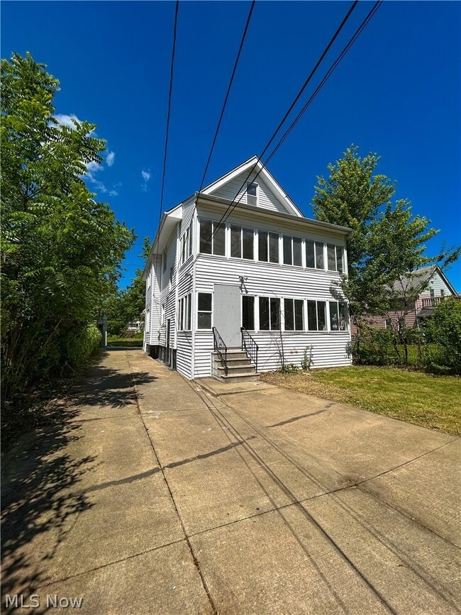 3415 E 113th St Unit upper