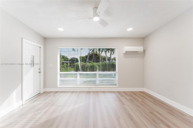 Building Photo - 1560 NE 42nd St Unit A Rental