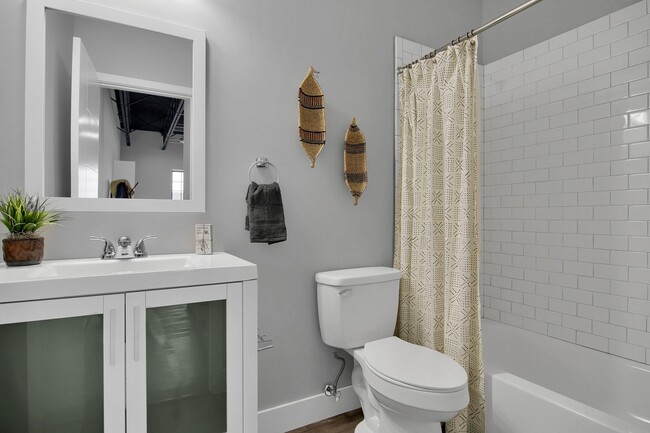 2nd Bathroom - 4651 Hampton Ave Unit 6