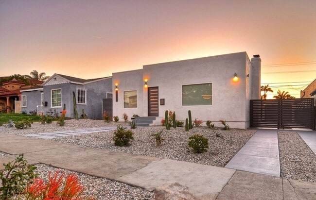 Building Photo - Private 3 Bed / 3 Bath Home with Incredible Outdoor Space