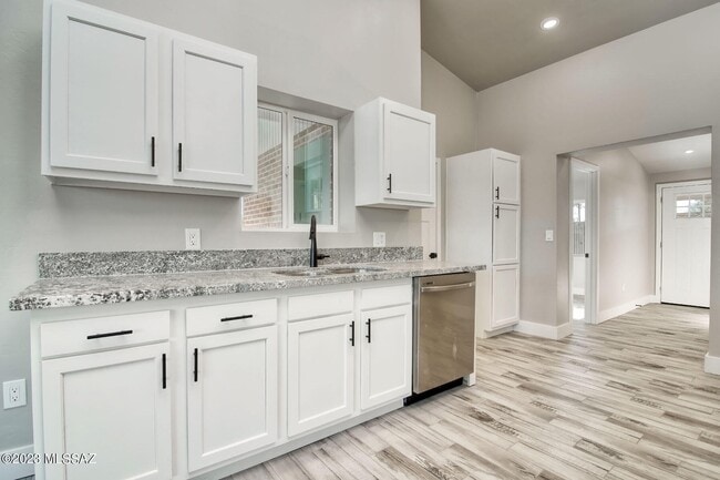 Photo - 892 E Glenn St