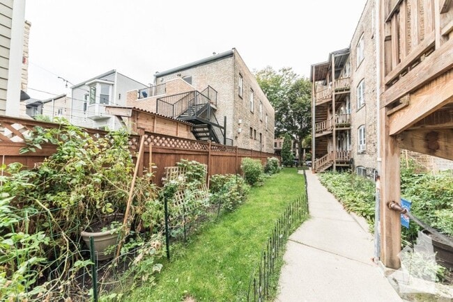 Photo - 3701 N Hoyne Ave