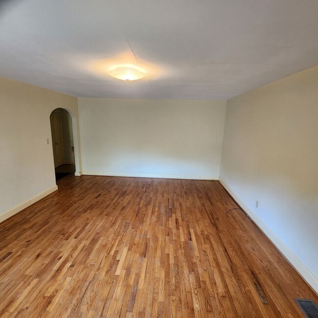 Photo - 201 Williamson St
