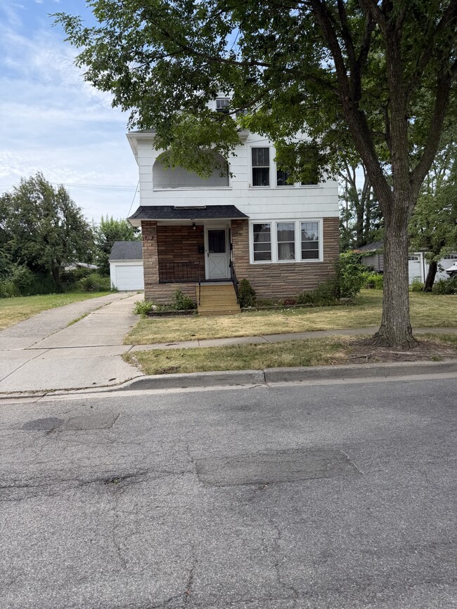 Photo - 210 W Hazeltine Ave Unit upper