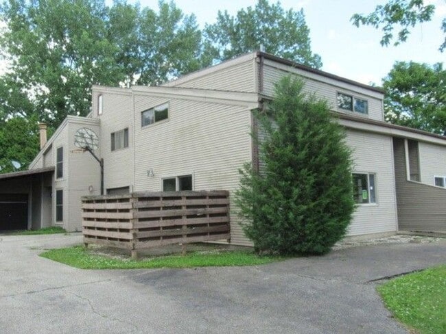 Building Photo - 902 Hartwell Dr