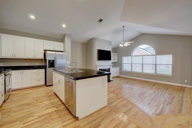 Photo - 9805 Riddlelink Ln