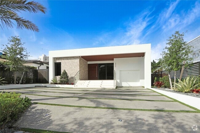Building Photo - 330 SW 19th Rd Rental