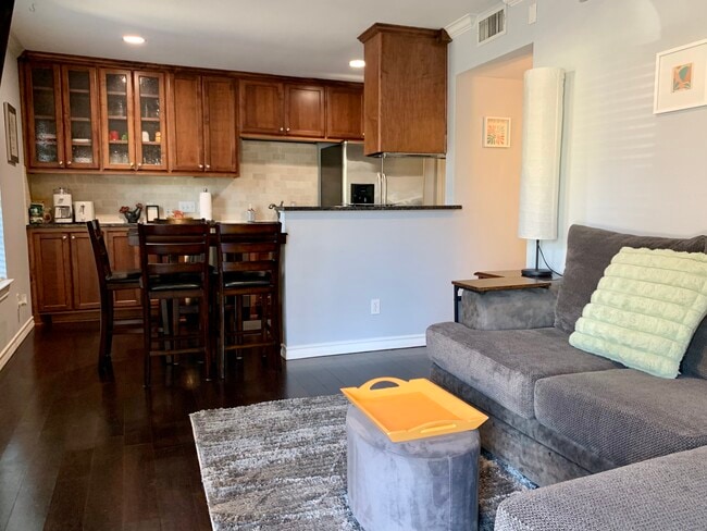 One bedroom x one bathroom condo. Corner unit. Private. All to yourself. Clean and tidy. - 407 E 45th St #116